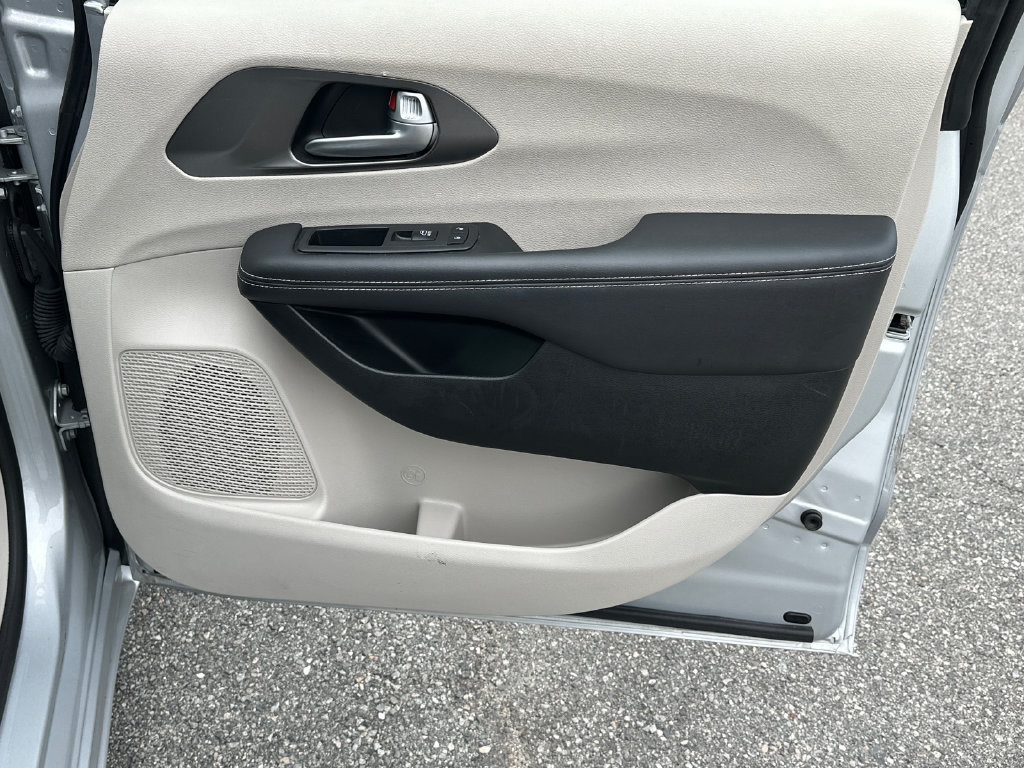 Used 2024 Chrysler Pacifica Limited FWD image 14