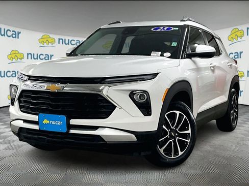 Used 2025 Chevrolet TrailBlazer LT image 3