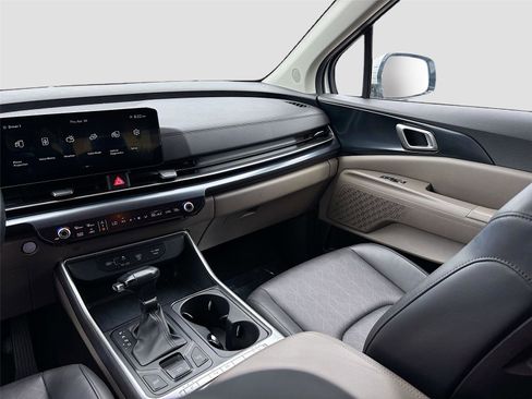 Used 2025 Kia Carnival FWD image 23