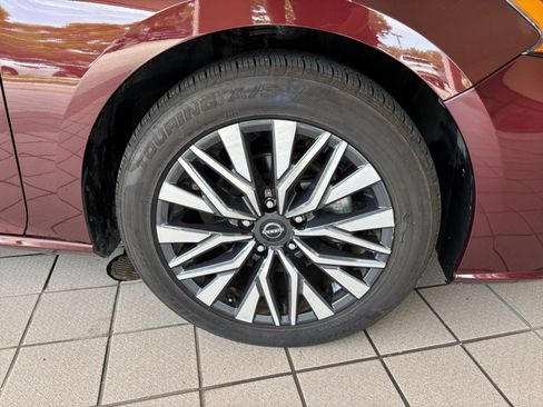 Used 2025 Nissan Altima 2.5 SV FWD image 25