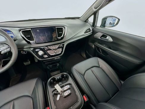 Used 2024 Chrysler Pacifica Touring-L w/ S Appearance Package FWD image 11