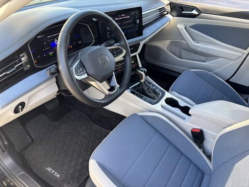 Certified 2025 Volkswagen Jetta SE image 17