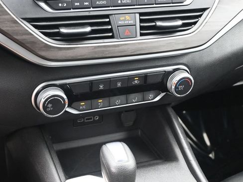Used 2025 Nissan Altima 2.5 SV FWD image 17