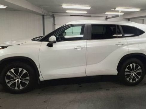 Used 2023 Toyota Highlander XLE AWD/4WD image 5