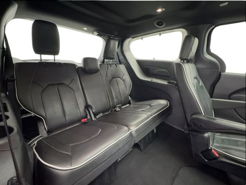 Used 2025 Chrysler Pacifica Limited FWD image 27