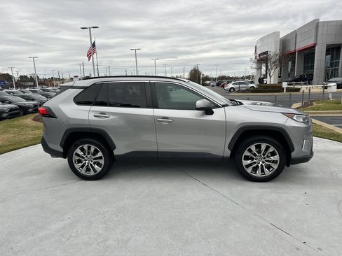 Used 2021 Toyota RAV4 XLE Premium image 11