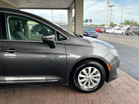 Used 2019 Chrysler Pacifica Touring-L FWD image 19