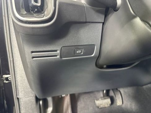 Used 2024 Volvo XC40 B5 Plus w/ Climate Package image 18