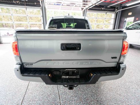Used 2022 Toyota Tacoma TRD Sport w/ Technology Package AWD/4WD image 3