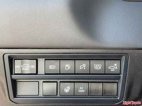 Certified 2025 Toyota Sequoia Platinum image 31