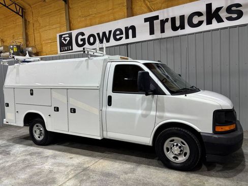 Used 2017 Chevrolet Express 3500 RWD image 3