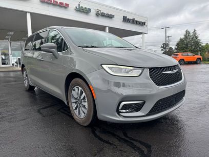 Used 2022 Chrysler Pacifica Touring-L w/ Uconnect Theater Family Group