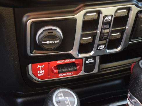 Used 2022 Jeep Gladiator Mojave w/ Cold Weather Group image 16