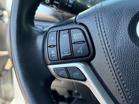 Used 2019 Toyota Highlander XLE FWD image 21