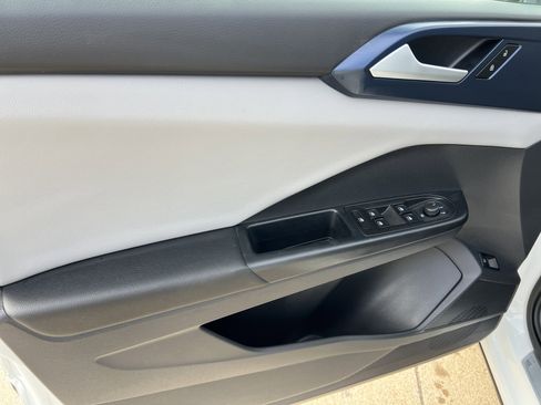Certified 2023 Volkswagen Taos SE w/ Panoramic Sunroof Package FWD image 13