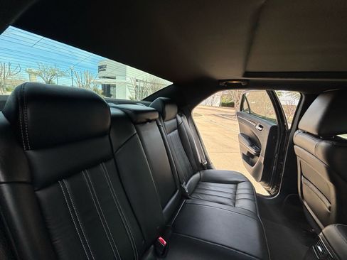 Used 2018 Chrysler 300 S image 19