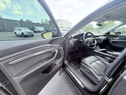Used 2019 Audi e-tron Prestige w/ Prestige Package AWD/4WD image 9