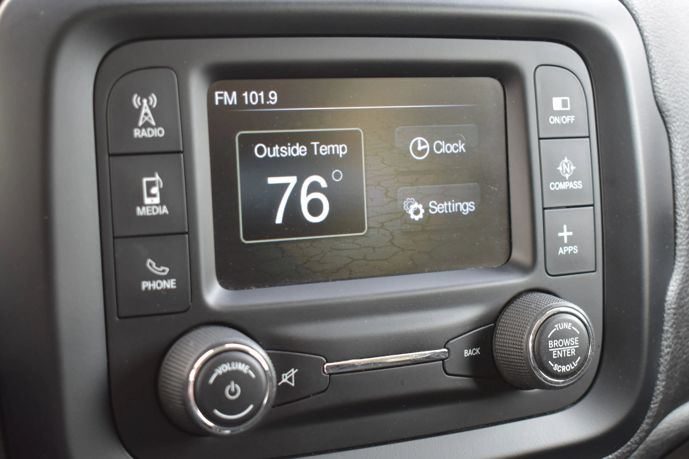 Used 2017 Jeep Renegade Latitude FWD image 25