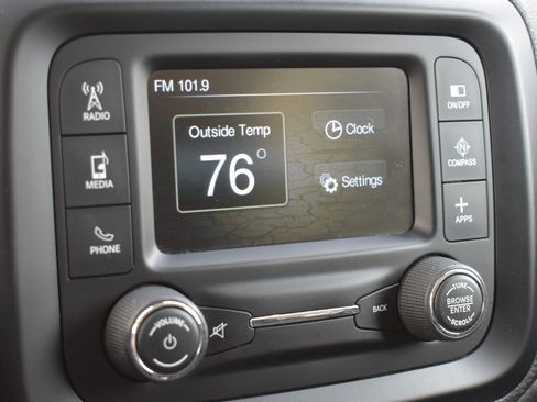 Used 2017 Jeep Renegade Latitude FWD image 25