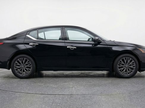 Used 2025 Nissan Altima 2.5 SV image 11