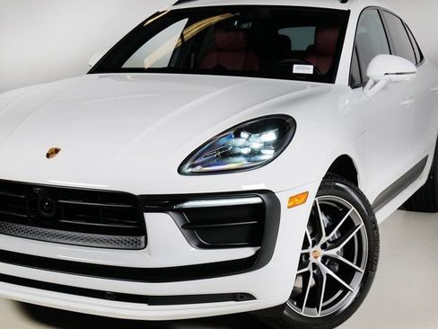 Certified 2023 Porsche Macan AWD/4WD image 31