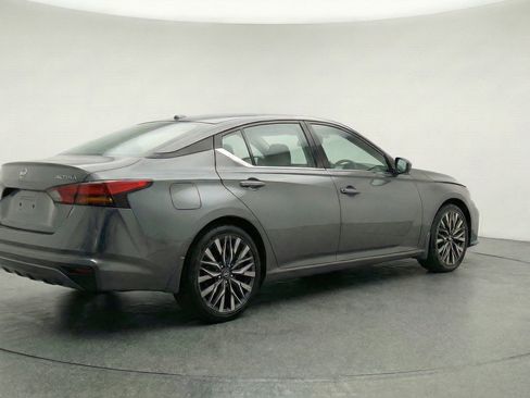 Used 2025 Nissan Altima 2.5 SV image 9