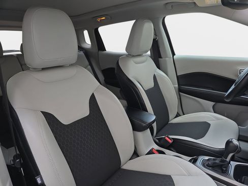 Used 2018 Jeep Compass Latitude w/ Popular Equipment Group FWD image 12