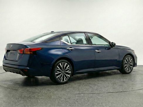 Used 2025 Nissan Altima 2.5 SV image 9