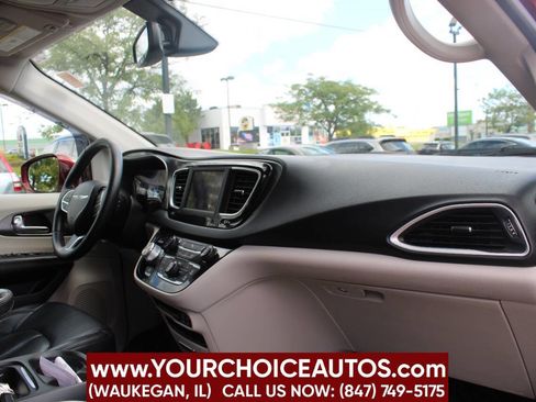 Used 2020 Chrysler Pacifica Touring-L image 12