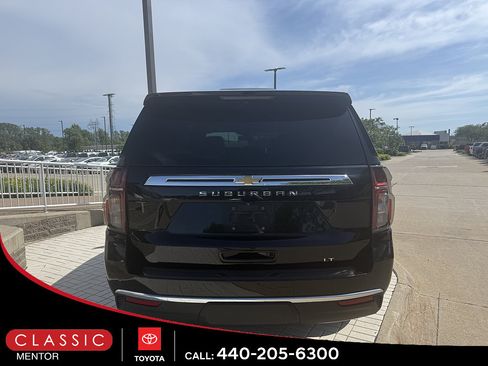 Used 2022 Chevrolet Suburban LT w/ Luxury Package AWD/4WD image 3