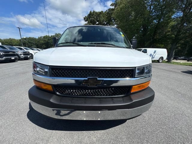 Used 2025 Chevrolet Express 2500 w/ Driver Convenience Package RWD image 3