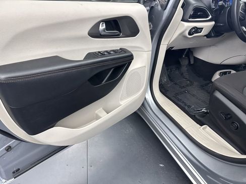 Used 2020 Chrysler Pacifica Touring image 30