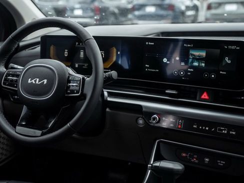 Used 2025 Kia Carnival image 12