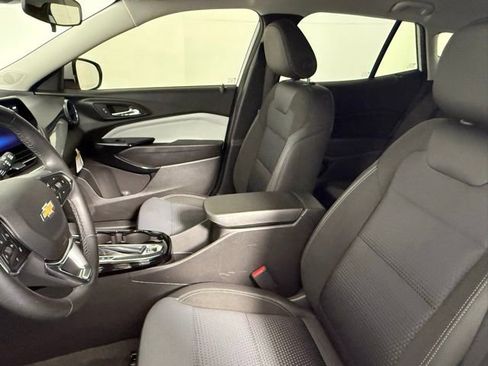 Used 2025 Chevrolet Trax LT w/ LT Convenience Package image 31