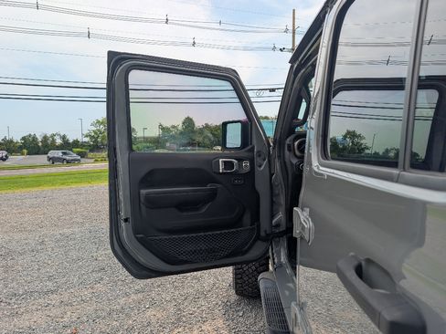 Used 2018 Jeep Wrangler Unlimited Sport S AWD/4WD image 14