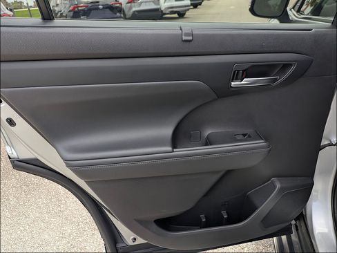 Used 2022 Toyota Highlander XLE FWD image 23