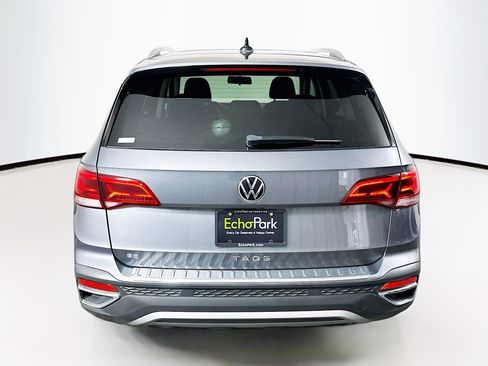 Used 2022 Volkswagen Taos SE w/ Panoramic Sunroof Package FWD image 7