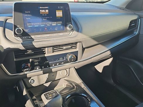 Used 2023 Nissan Rogue SV image 10