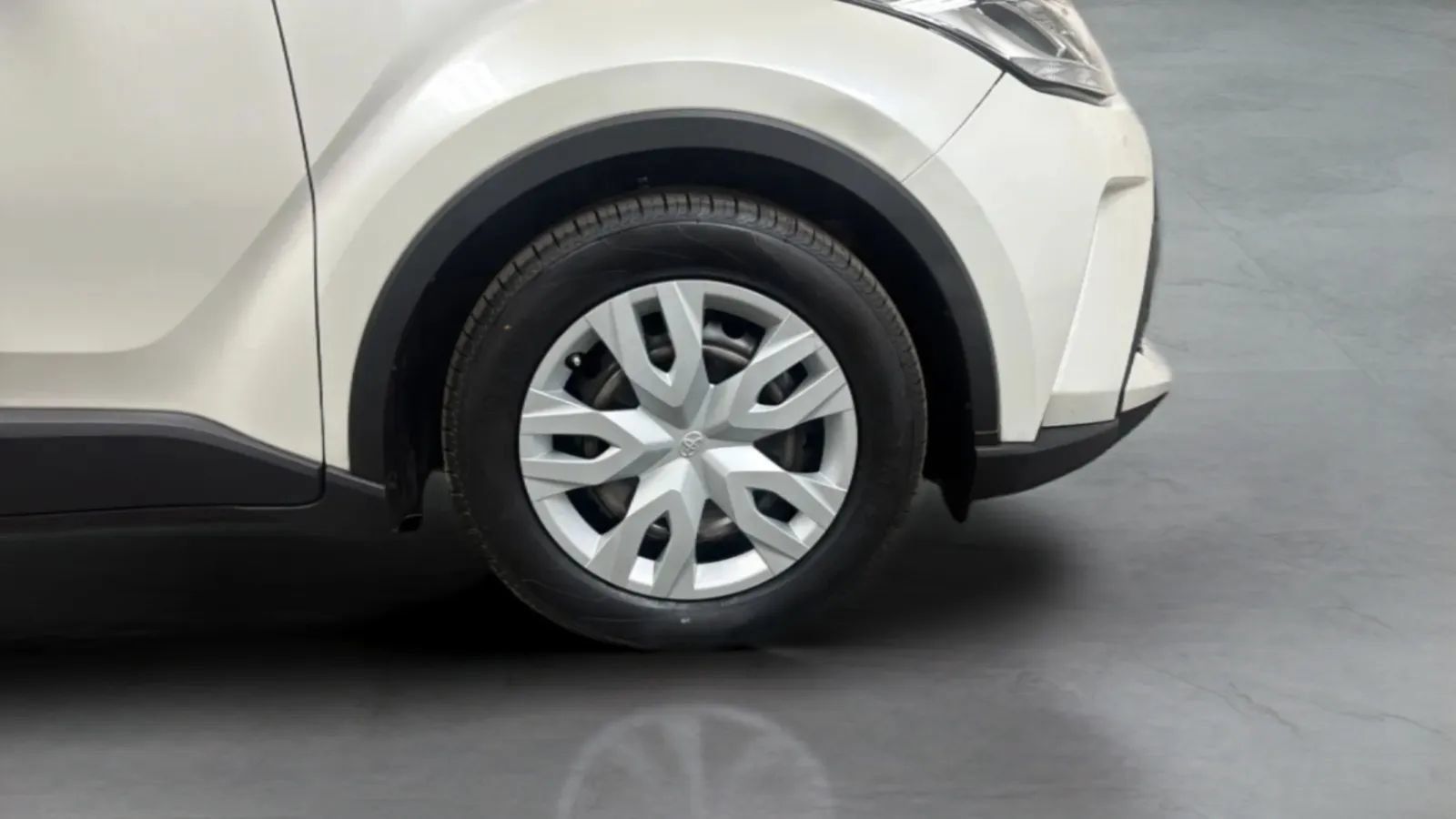 Used 2020 Toyota C-HR LE FWD image 24