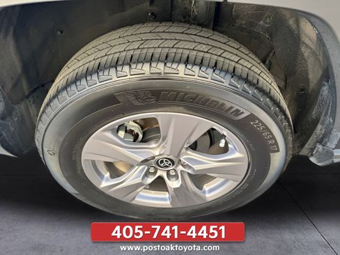 Used 2025 Toyota RAV4 XLE FWD image 38