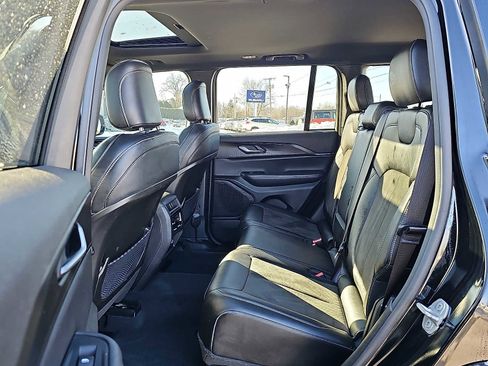 Used 2023 Jeep Grand Cherokee Altitude image 10