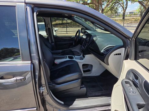 Used 2017 Dodge Grand Caravan SXT FWD image 7