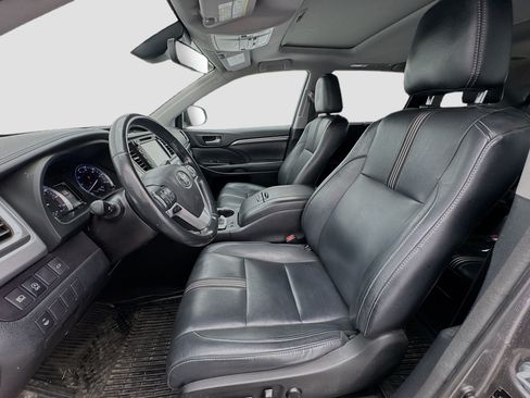 Used 2018 Toyota Highlander SE FWD image 13