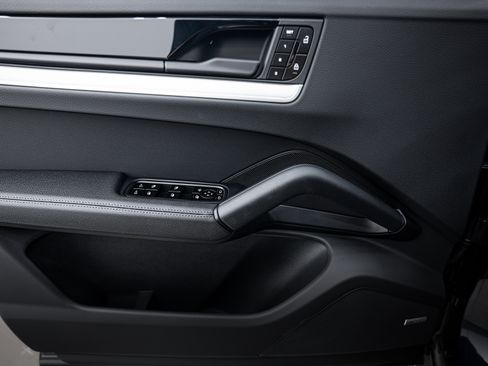 Certified 2025 Porsche Cayenne image 20