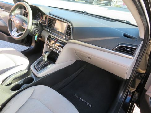 Used 2020 Hyundai Elantra SEL image 17