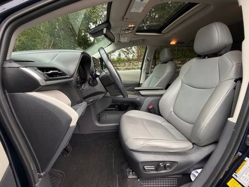 Used 2022 Toyota Sienna XLE FWD image 14
