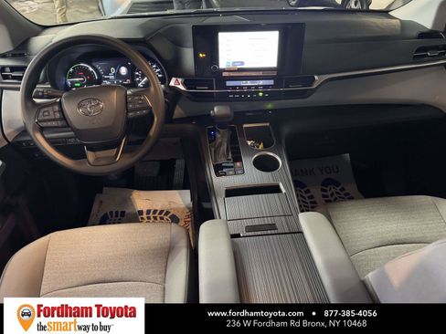 Used 2025 Toyota Sienna LE image 12