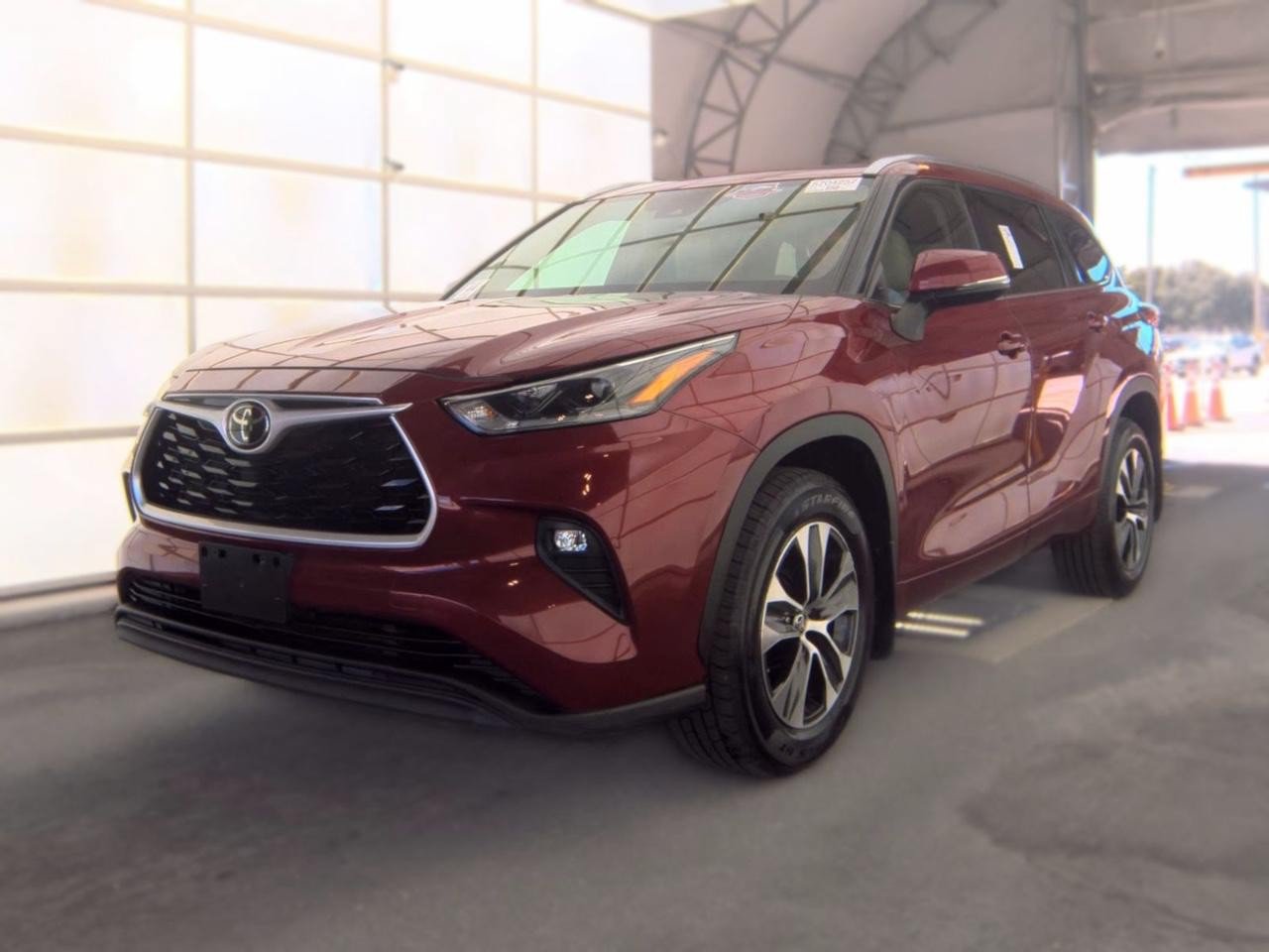 Used 2021 Toyota Highlander XLE AWD/4WD image 3
