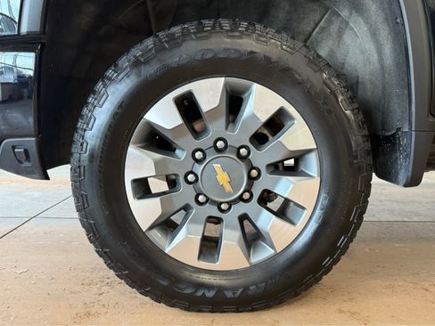 Used 2024 Chevrolet Silverado 2500 Custom w/ Custom Value Package image 8