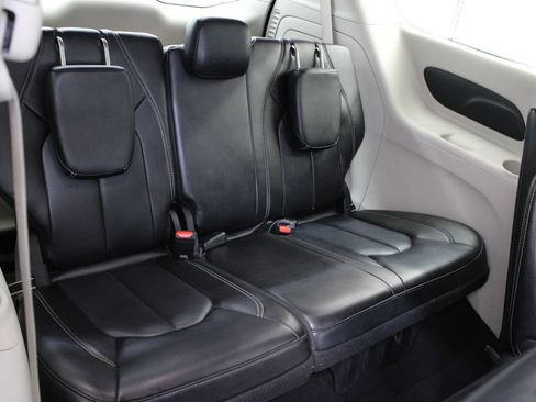 Used 2023 Chrysler Pacifica Touring-L FWD image 20